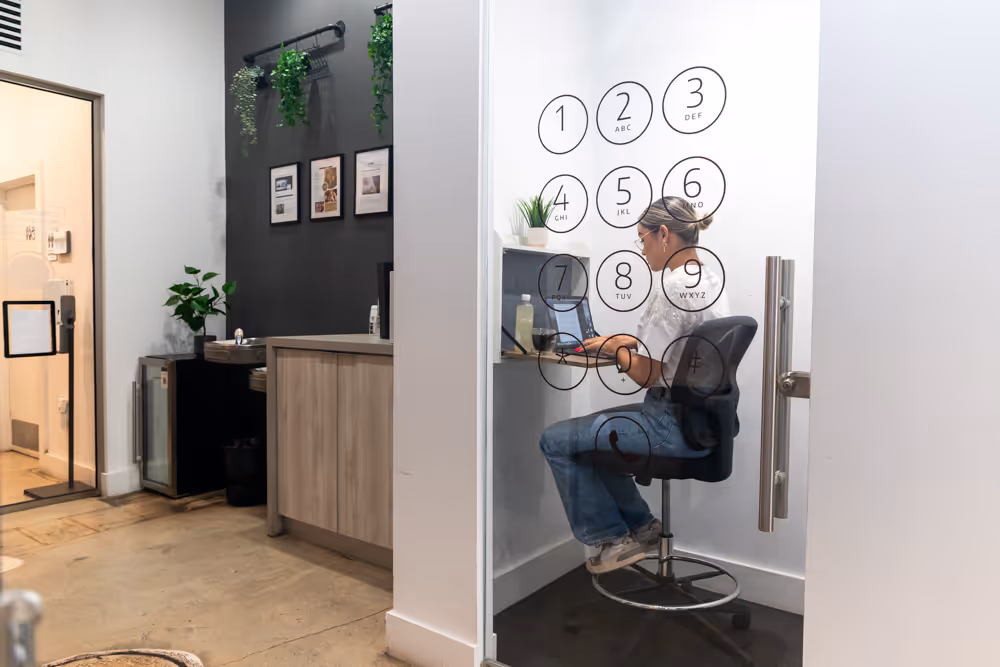 Cabina individual insonorizada en GROU Cowork