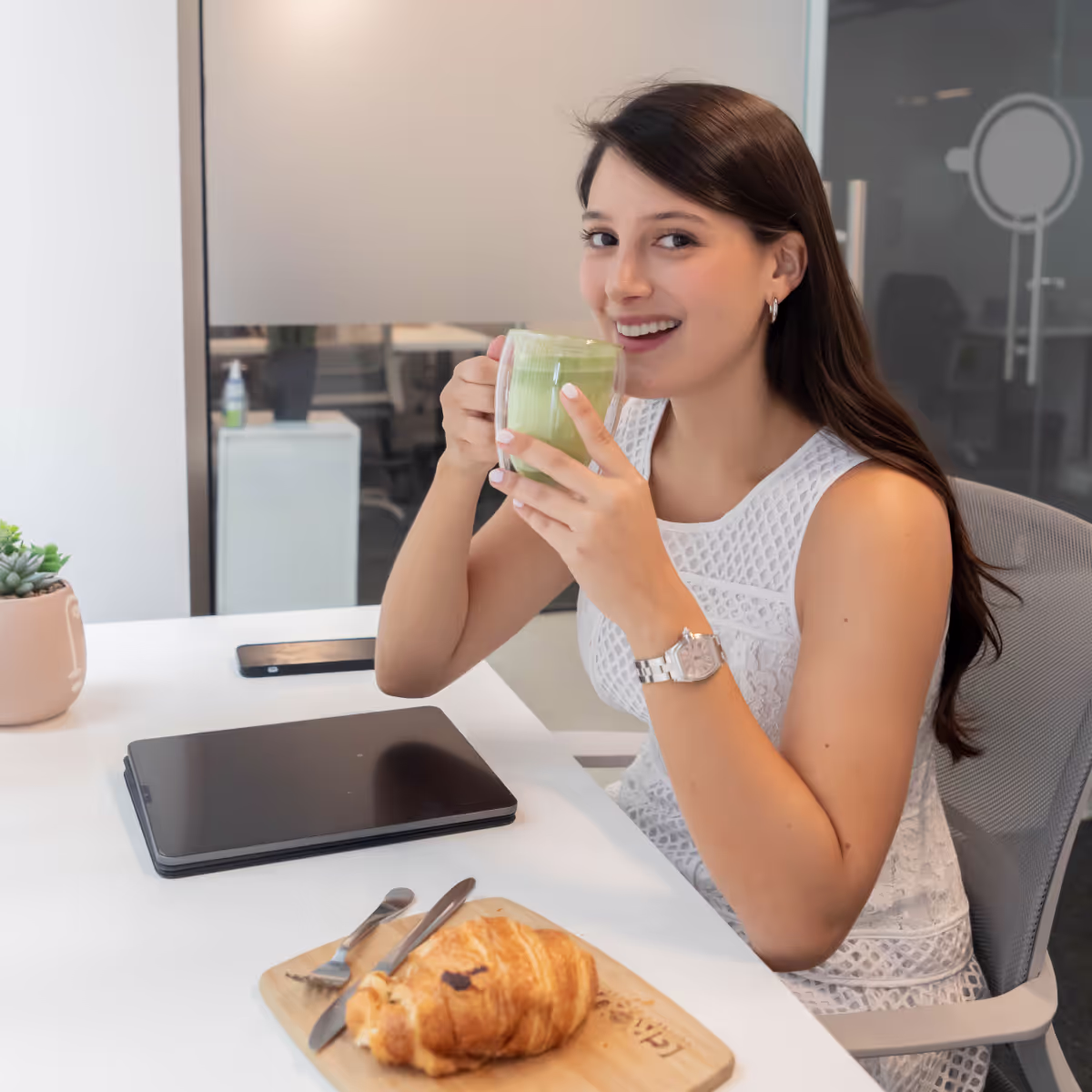 Oficina privada con paredes de vidrio en GROU Cowork