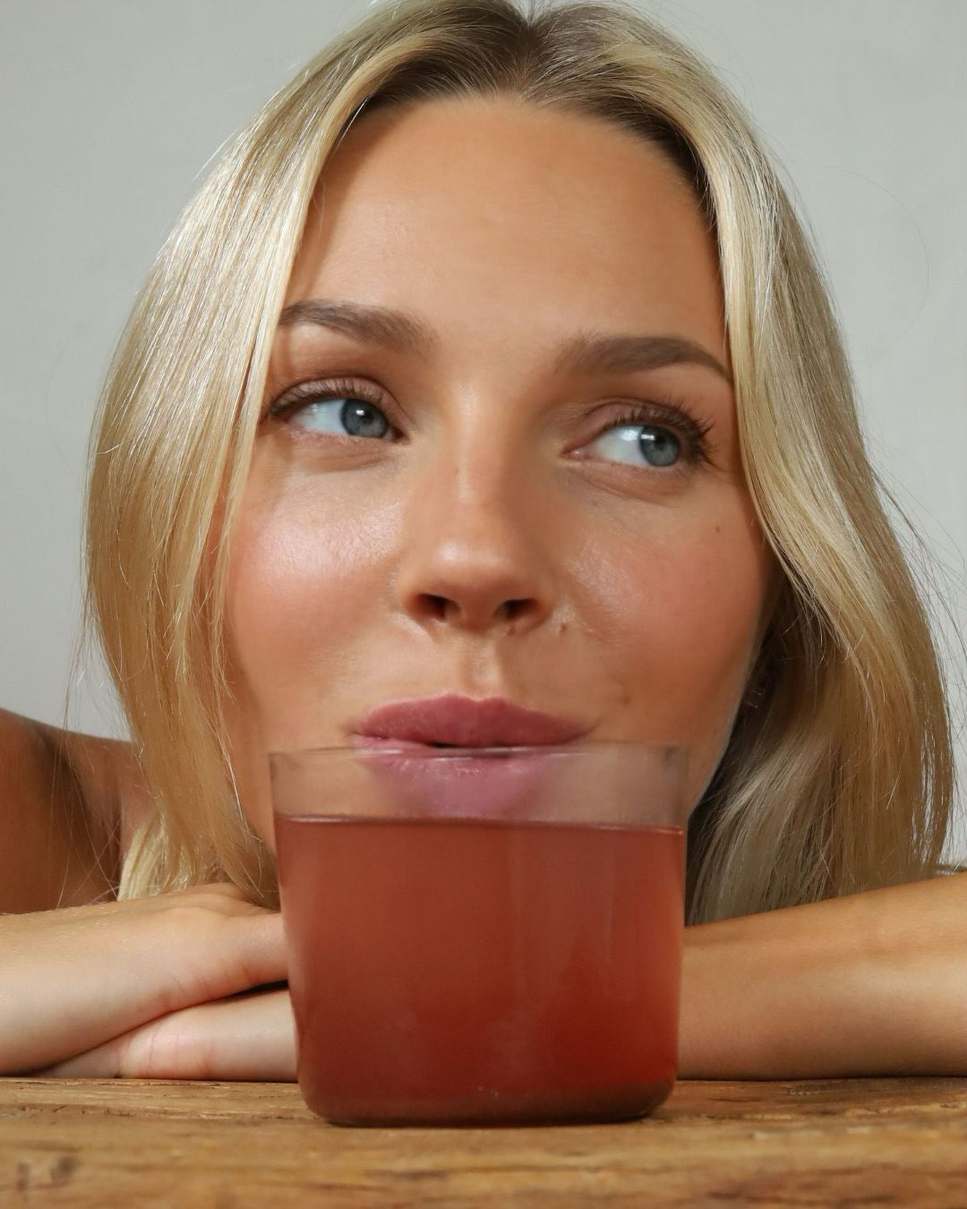 Mujer disfrutando un vaso de FluidiTEA