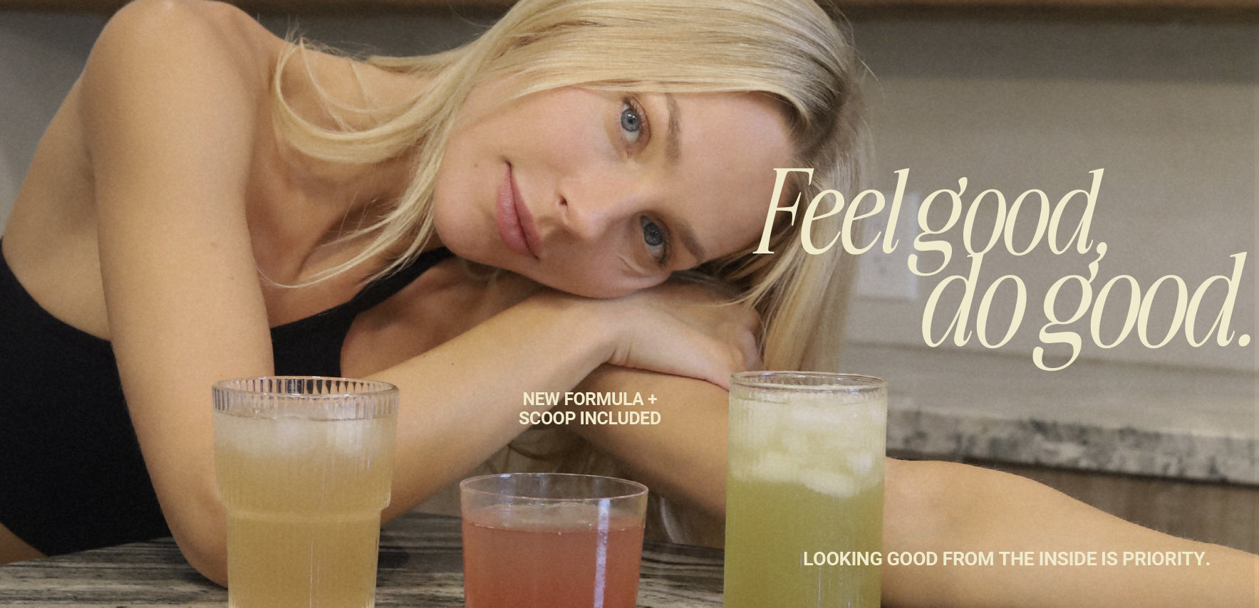 Campaña de The Healthy Move: una mujer apoyada en una mesa detrás de tres bebidas con hielo y la frase Feel good, do good