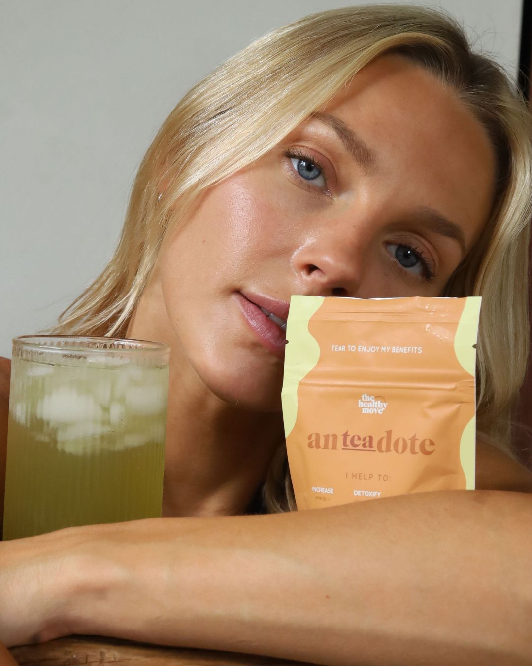 Mujer junto a un té y un envase de AnTEAdote