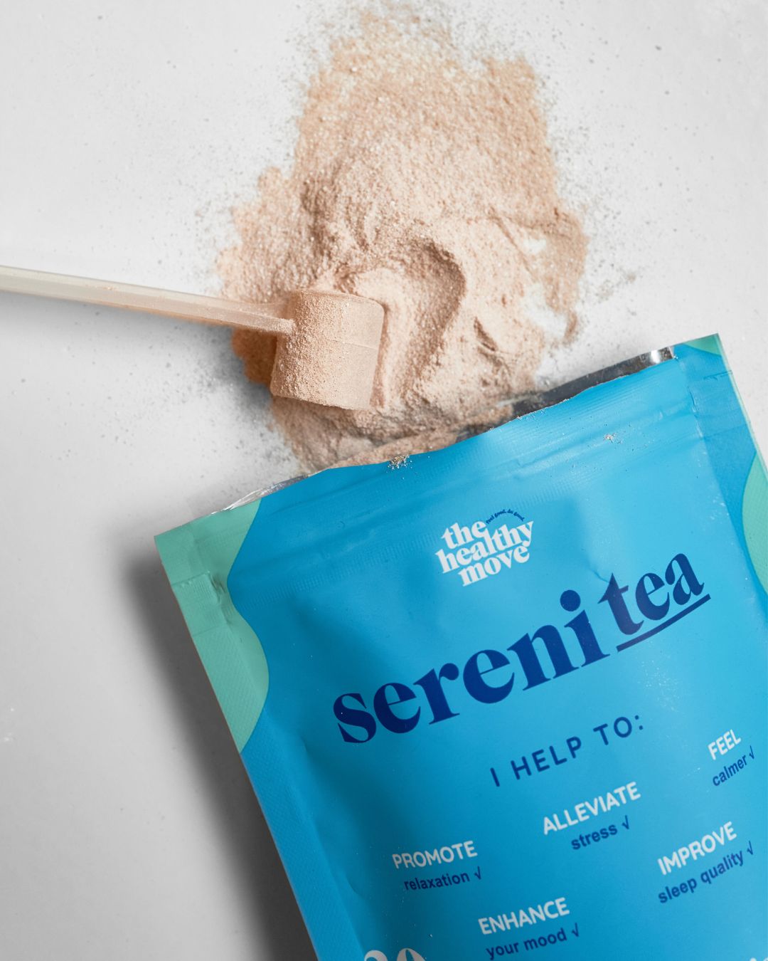 Envase de SereniTEA junto a la mezcla en polvo y su cuchara medidora