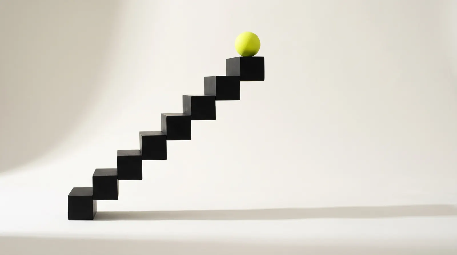 Escalera de bloques negros que sube hacia la derecha, con una esfera verde lima en el último escalón.