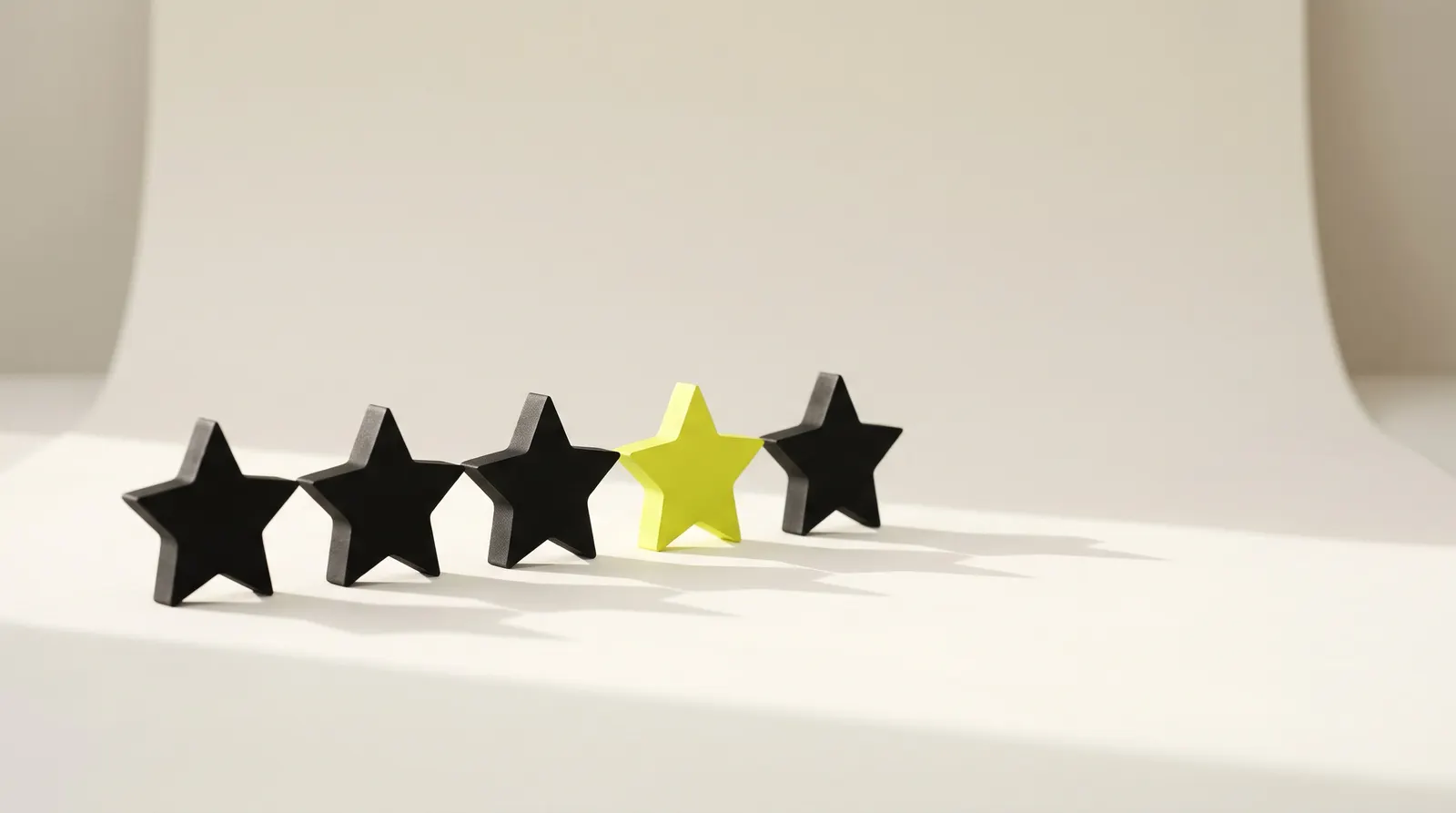 Cinco estrellas de pie en fila, cuatro negras y una verde lima.